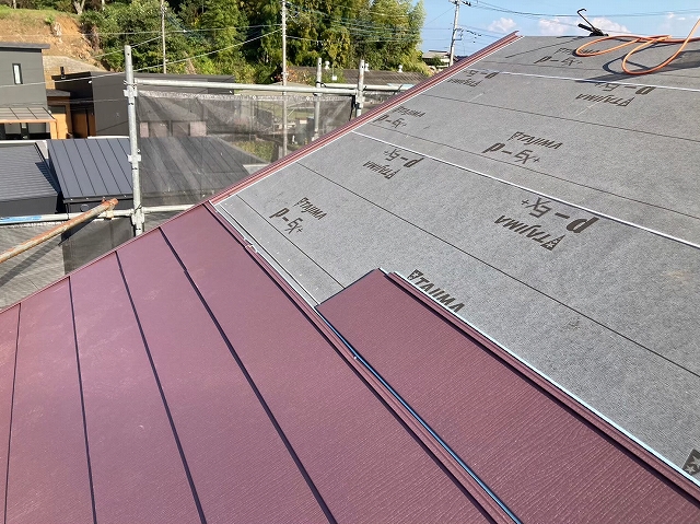 スーパーガルテクトを葺いている途中